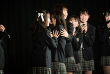 突然涙を流す由良ゆら（中央）。