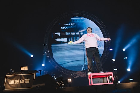 岡崎体育とてっくん。（Photo by Suguru Saito）