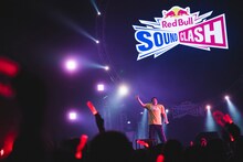 肩幅が広い岡崎体育。（Photo by Suguru Saito）