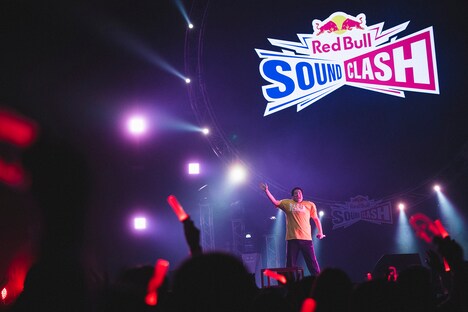 肩幅が広い岡崎体育。（Photo by Suguru Saito）