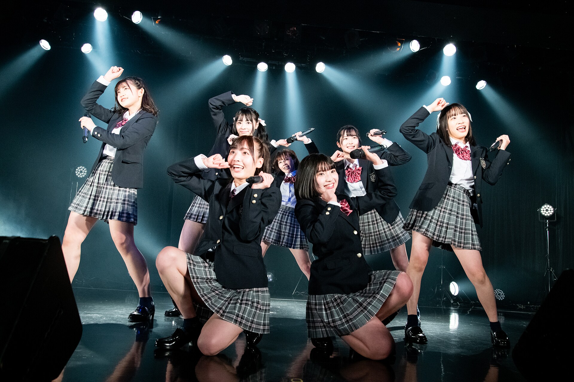 よーよーよー、5曲しかないからもうひと回し！制服姿で初ワンマン