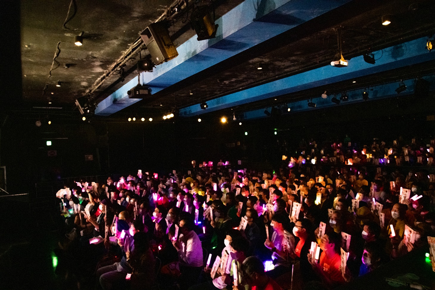 由良ゆらが表紙の「週刊プレイボーイ」最新号を掲げる観客。