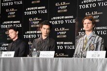 左から笠松将、伊藤英明、アンセル・エルゴート。