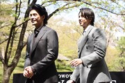フォトセッションが終わってその場を去る伊藤英明（左）と山下智久（右）。