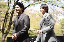 フォトセッションが終わってその場を去る伊藤英明（左）と山下智久（右）。