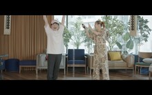 左からせいや（霜降り明星）、AI。