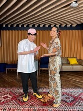 左からせいや（霜降り明星）、AI。