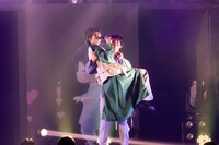 杢代和人をお姫様抱っこする吉澤要人。（撮影：米山三郎）