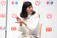 製品の持ち方を説明する板谷由夏。