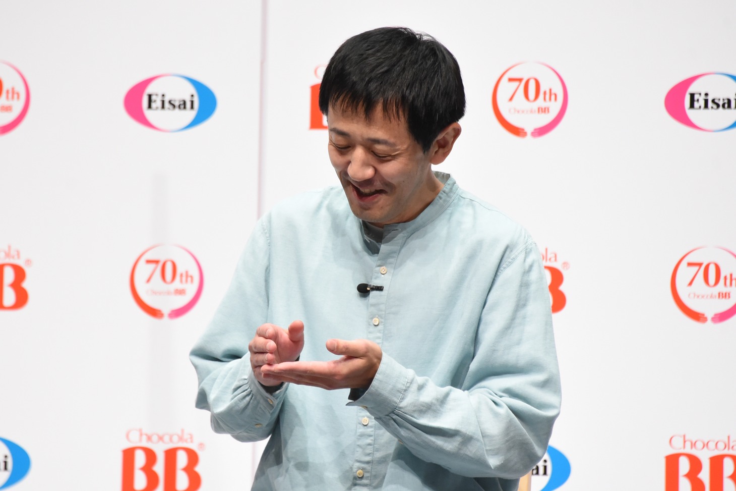 板谷由夏にレクチャーしてもらった製品の持ち方を再現する濱津隆之。