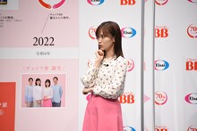 考える山下美月。