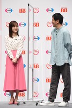 左から山下美月、濱津隆之。