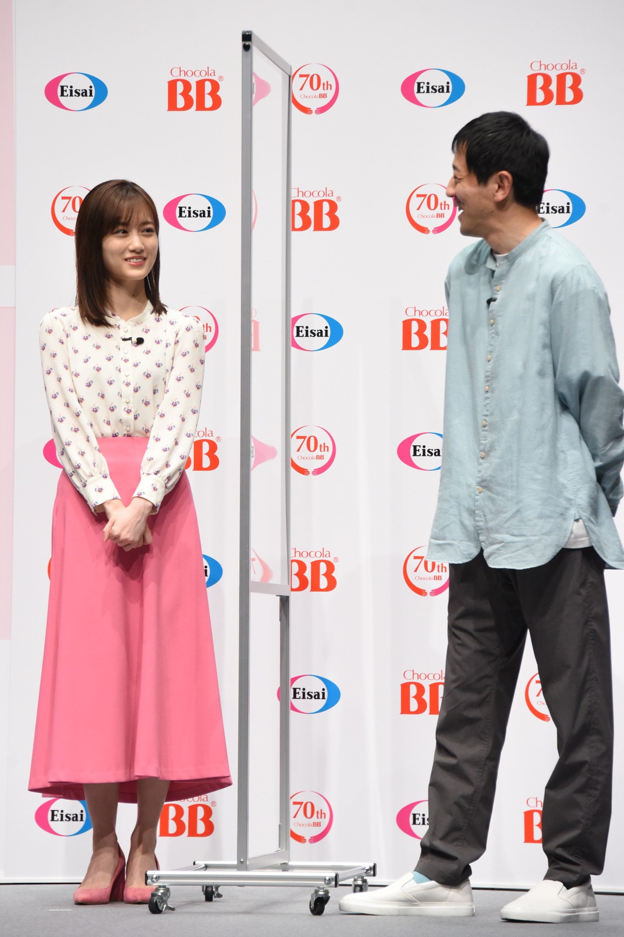 左から山下美月、濱津隆之。