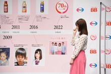 デビュー時の自分の写真を見て「子供っぽい」とコメントする山下美月。