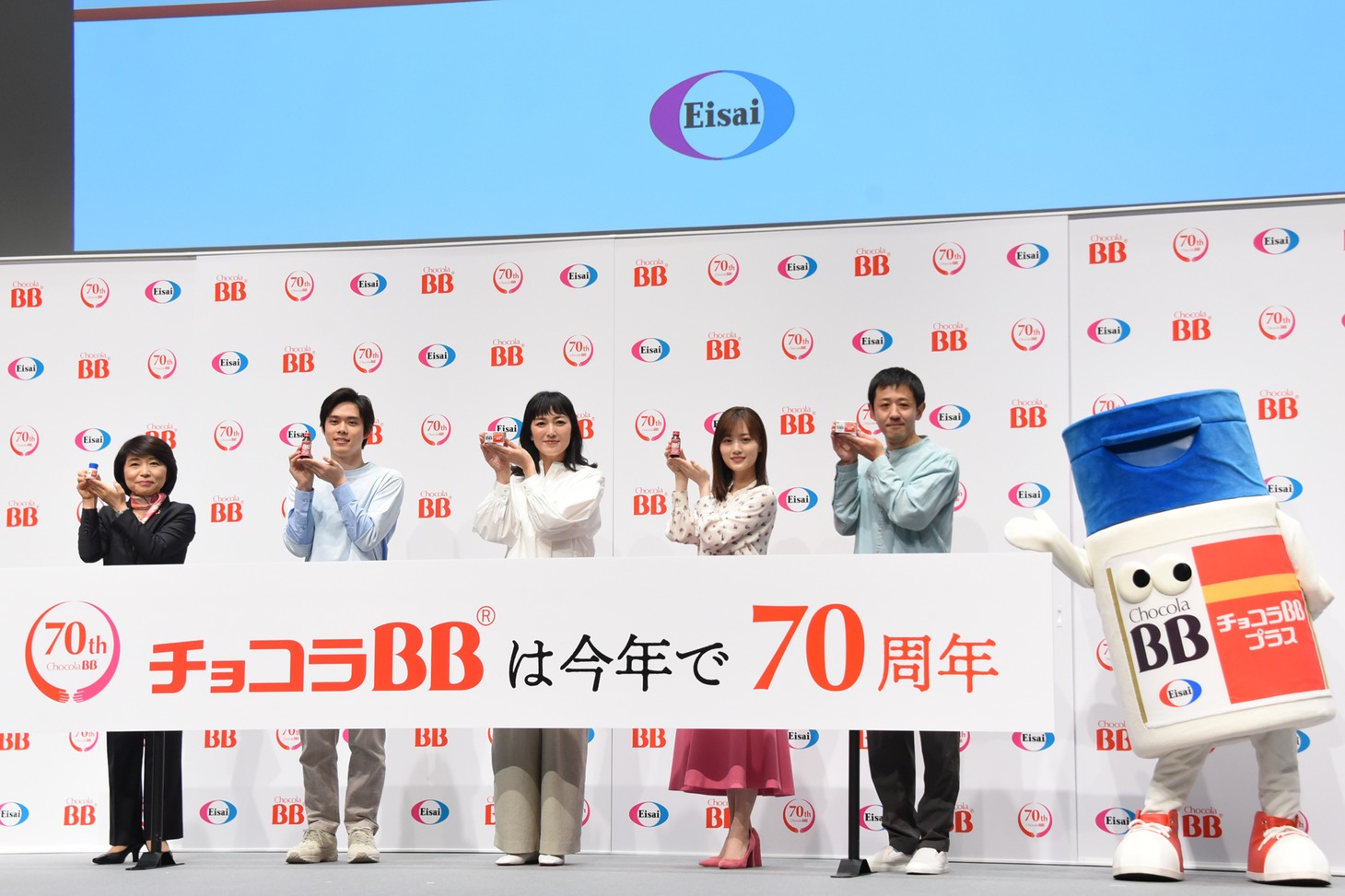 左からコンシューマーhhc事業部プレジデントの内藤えり子氏、細田佳央太、板谷由夏、山下美月、濱津隆之、チョコラくん。