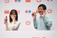 左から山下美月、濱津隆之。