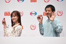 左から山下美月、濱津隆之。