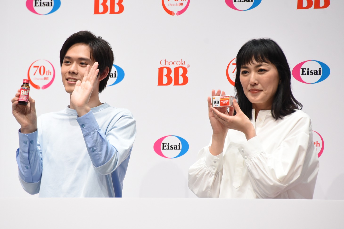 左から細田佳央太、板谷由夏。