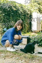 渡邉理佐「抱きしめたくなる瞬間」TSUTAYA限定特典ポストカード（撮影：柴田フミコ）