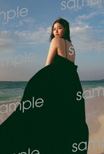 渡邉理佐「抱きしめたくなる瞬間」星野書店限定特典ポストカード（撮影：柴田フミコ）