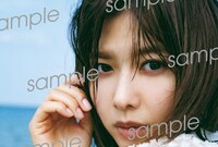 渡邉理佐「抱きしめたくなる瞬間」丸善ジュンク堂書店・honto限定特典ポストカード（撮影：柴田フミコ）