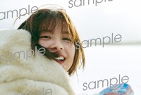 渡邉理佐「抱きしめたくなる瞬間」紀伊國屋書店限定特典ポストカード（撮影：柴田フミコ）