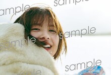 渡邉理佐「抱きしめたくなる瞬間」紀伊國屋書店限定特典ポストカード（撮影：柴田フミコ）