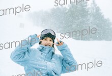 渡邉理佐「抱きしめたくなる瞬間」SHIBUYA TSUTAYA限定特典ポストカード（撮影：柴田フミコ）