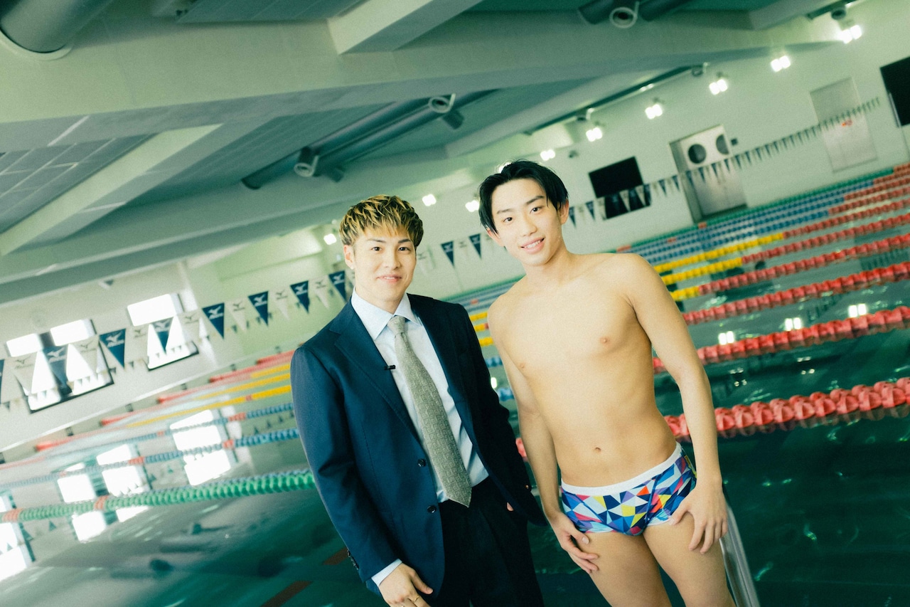 プールで泳いでいた水泳部の花山くんと記念撮影するRIKUさん。