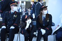 待機中に電車内の子供とコミュニケーションを取る佐々木彩夏と高城れに。