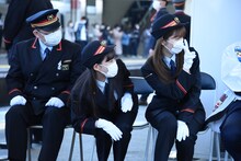 待機中に電車内の子供とコミュニケーションを取る佐々木彩夏と高城れに。