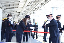ふじみ野駅長から1日駅長の任命書を授与される佐々木彩夏。