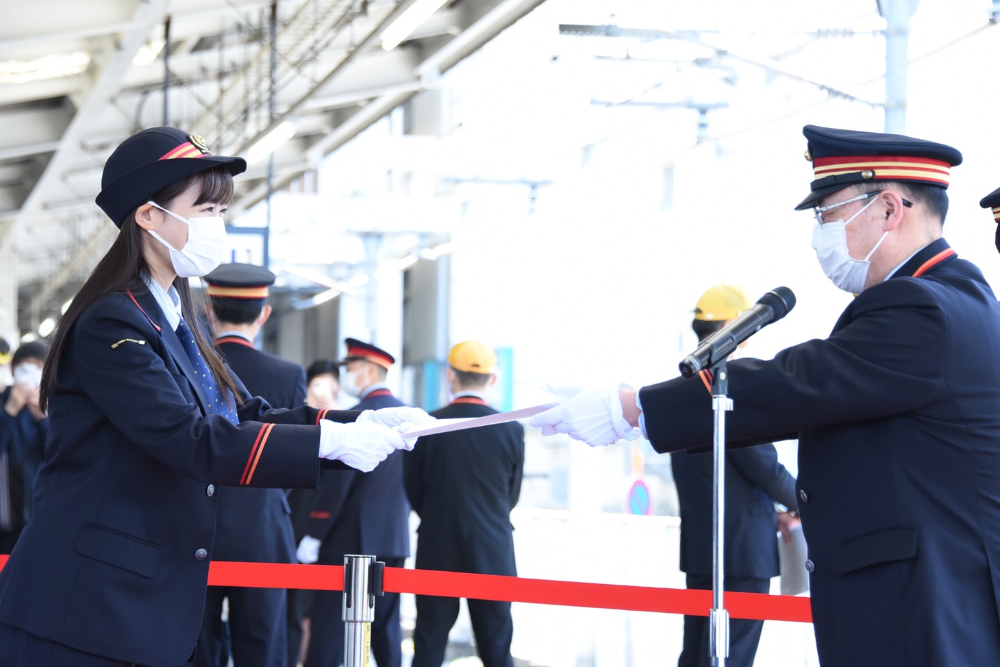 ふじみ野駅長から1日駅長の任命書を授与される高城れに。