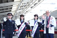 左からふじみ野駅長の山崎昌夫氏、佐々木彩夏、高城れに、富士見市長の星野光弘氏。