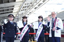 左からふじみ野駅長の山崎昌夫氏、佐々木彩夏、高城れに、富士見市長の星野光弘氏。