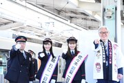 左からふじみ野駅長の山崎昌夫氏、高城れに、佐々木彩夏、富士見市長の星野光弘氏。