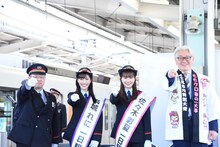 左からふじみ野駅長の山崎昌夫氏、高城れに、佐々木彩夏、富士見市長の星野光弘氏。