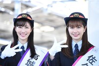 手話で富士見市の“市”を示す高城れに（左）と佐々木彩夏（右）。