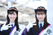 手話で富士見市の“市”を示す高城れに（左）と佐々木彩夏（右）。