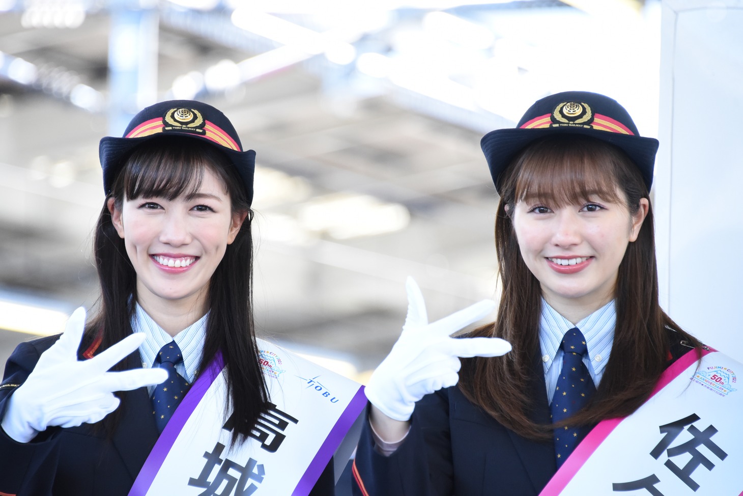 手話で富士見市の“市”を示す高城れに（左）と佐々木彩夏（右）。