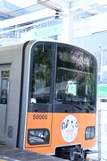 ももいろクローバーZのオリジナルヘッドマークを掲出した列車。