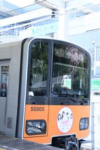 ももいろクローバーZのオリジナルヘッドマークを掲出した列車。