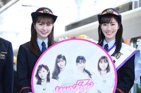 ももいろクローバーZのオリジナルヘッドマークを持つ佐々木彩夏（左）と高城れに（右）。