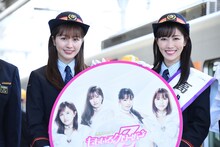 ももいろクローバーZのオリジナルヘッドマークを持つ佐々木彩夏（左）と高城れに（右）。