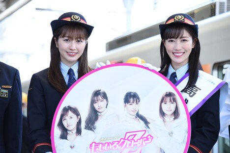 ももいろクローバーZのオリジナルヘッドマークを持つ佐々木彩夏（左）と高城れに（右）。