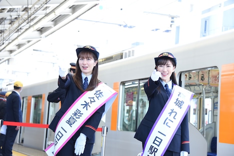 ももいろクローバーZのオリジナルヘッドマークを掲出した列車の出発式を行う佐々木彩夏（左）と高城れに（右）。
