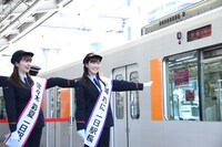 ももいろクローバーZのオリジナルヘッドマークを掲出した列車の出発式を行う佐々木彩夏（左）と高城れに（右）。