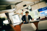 バスに乗り込むRIKUさん。