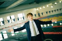 1年中泳げる温水プールを紹介するRIKUさん。