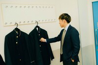 中学の学ランは金ボタンで袖に白ライン入り、高校の学ランは銀ボタンが特徴。